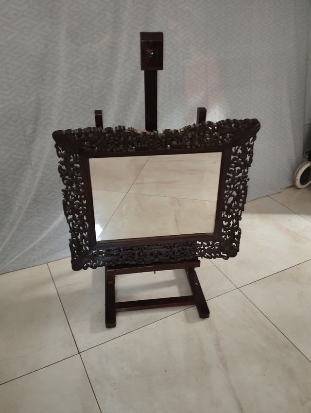 Espejo labrado de madera antiguo