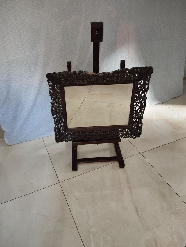 Espejo labrado de madera antiguo