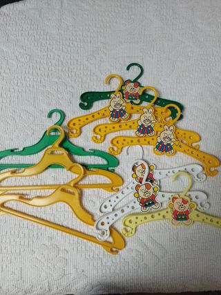 Lote  20 perchas infantiles