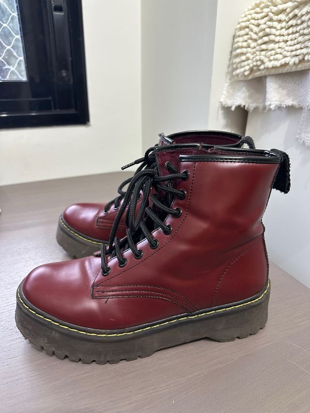 Botas de mujer en color burdeos con plataforma