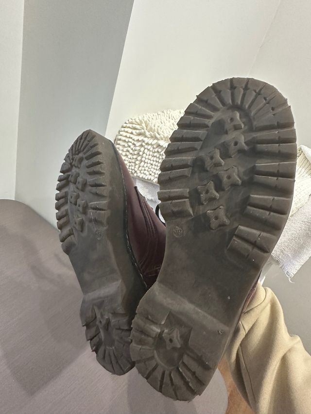 Botas de mujer en color burdeos con plataforma