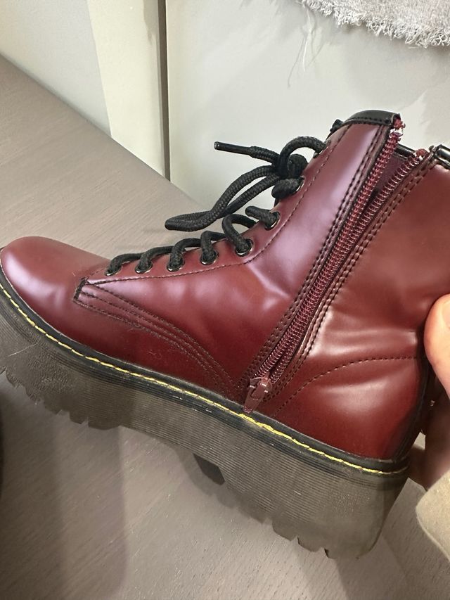 Botas de mujer en color burdeos con plataforma