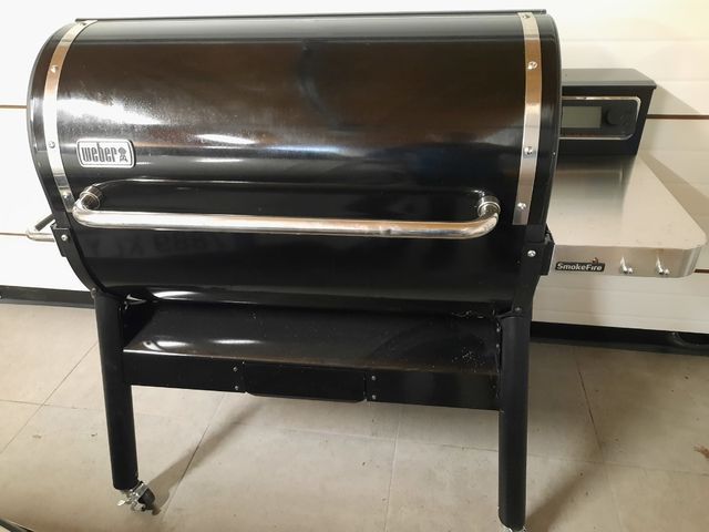 Barbecue a pellet Weber. Fuoco fumogeno