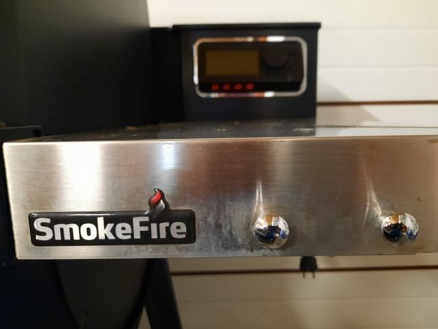 Barbecue a pellet Weber. Fuoco fumogeno