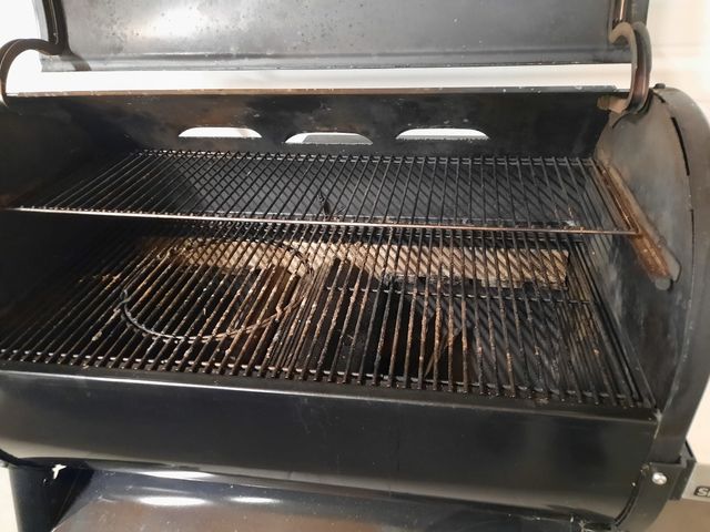 Barbecue a pellet Weber. Fuoco fumogeno