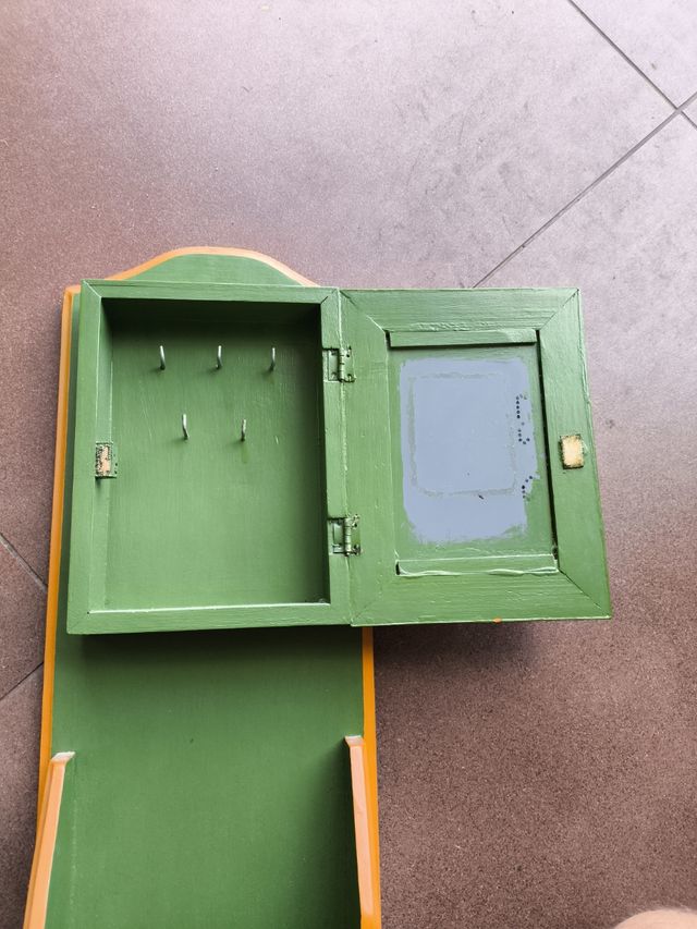 Cuelgallaves verde con espejo