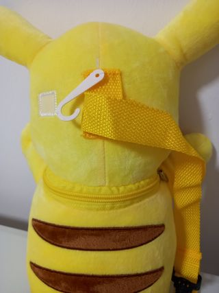 Mochila peluche Pikachu. Etiquetado a estrenar