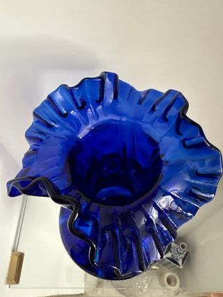Jarron cristal soplado azul peana alpaca. Vintage