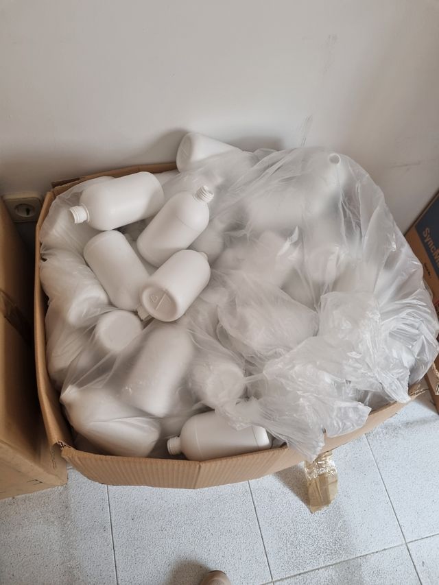 147 500 bottiglie di plastica senza tappo