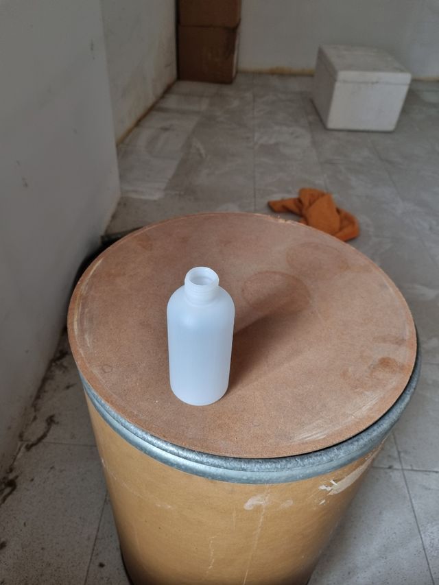 250 bottiglie di plastica senza tappo.