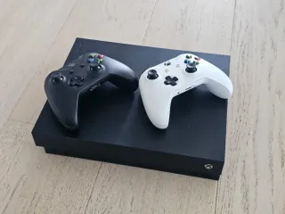 Xbox One X con mando Extra mando €20.