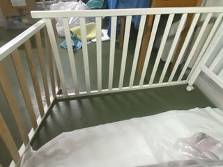 Cuna blanca con colchon y ropa de cama