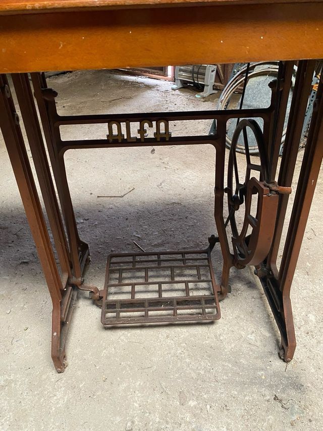 Maquina de coser Alfa modelo A