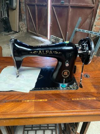 Maquina de coser Alfa modelo A