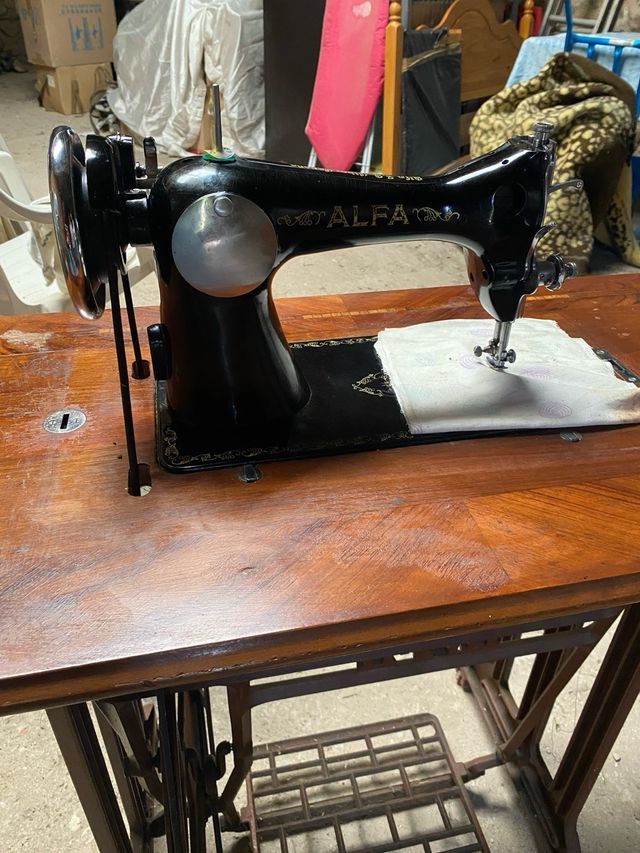 Maquina de coser Alfa modelo A