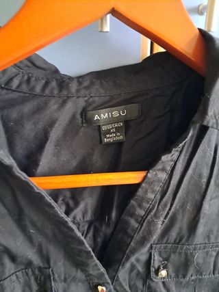 Blusa negra de Amisu