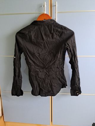 Blusa negra de Amisu