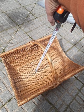 Cesta de mimbre leña  revistas mantitas de sofa