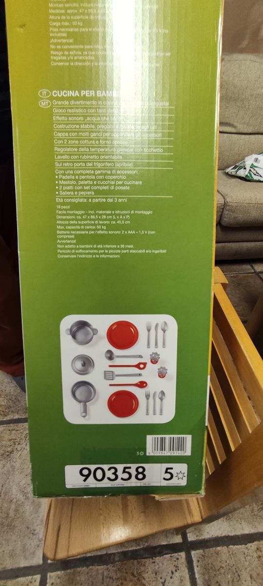 Cocinita de juguete y comida.