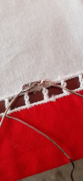 Cadena y colgante de cruz de plata