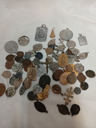 Gran lote medallas y crucifijos