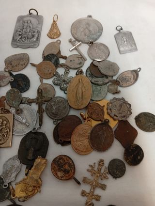Gran lote medallas y crucifijos