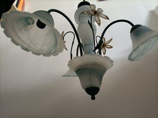 lampadario in vetro con decorazioni floreali