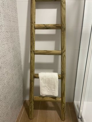 Escalera decorativa de madera maciza 