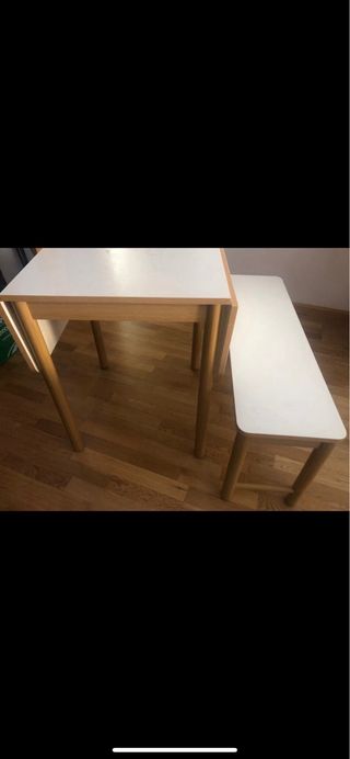 Mesa de madera con banco
