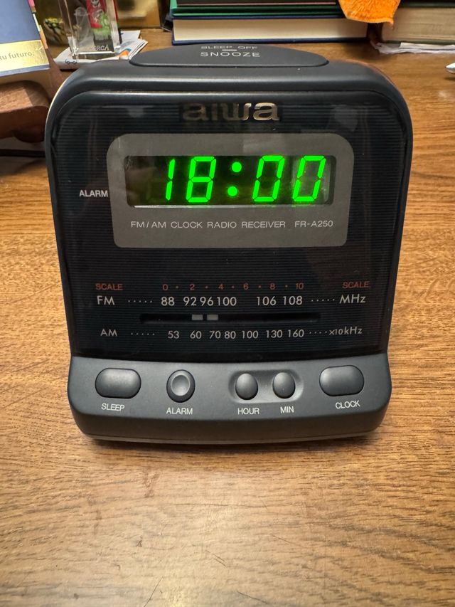 Radio reloj vintage Aiwa.