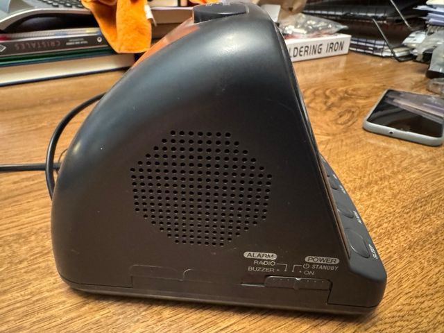 Radio reloj vintage Aiwa.