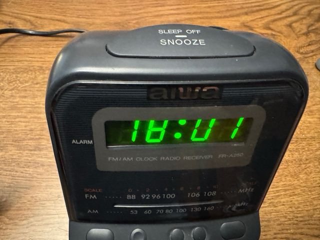 Radio reloj vintage Aiwa.