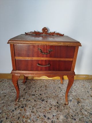 Tavoli e cassettiere vintage per la ristorazione