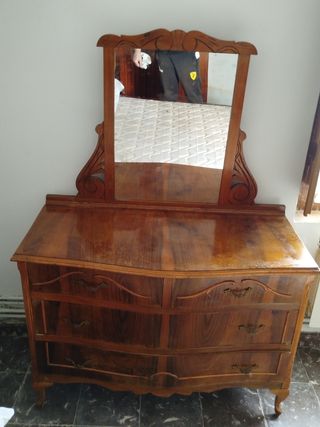 Tavoli e cassettiere vintage per la ristorazione