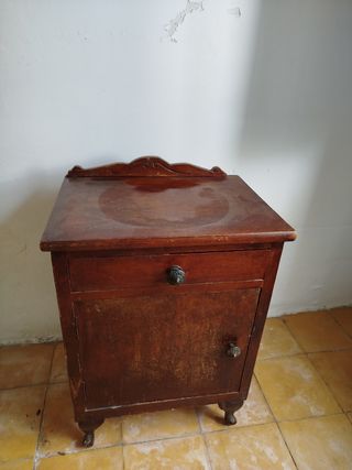 Tavoli e cassettiere vintage per la ristorazione