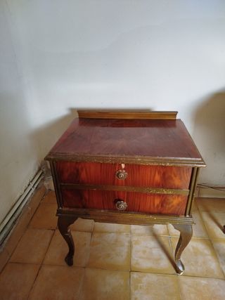 Tavoli e cassettiere vintage per la ristorazione