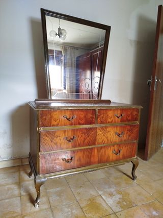 Tavoli e cassettiere vintage per la ristorazione