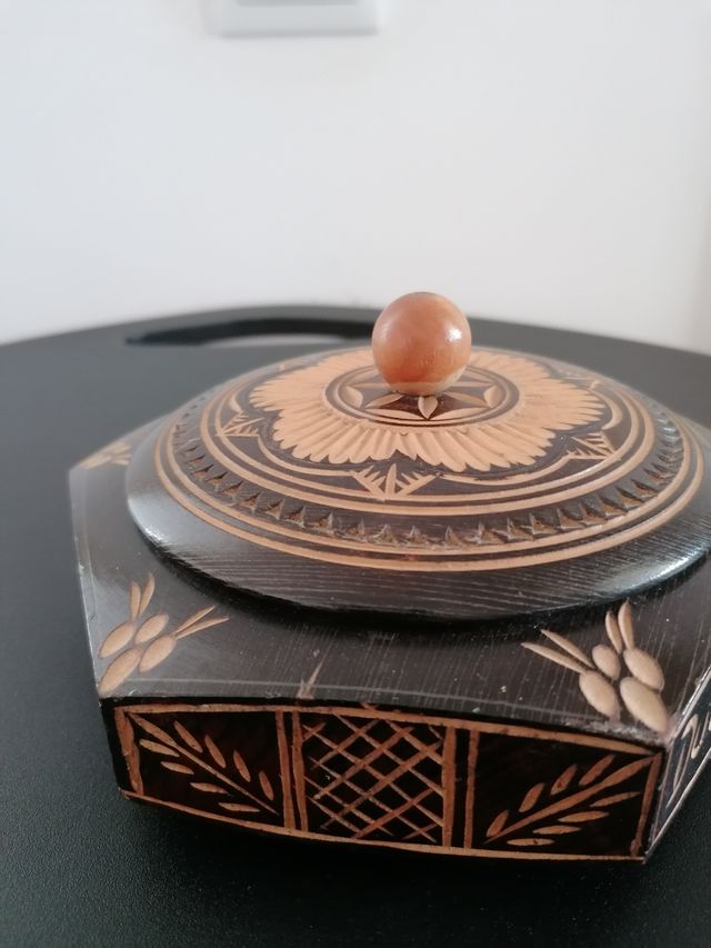 Caja de madera artesanal