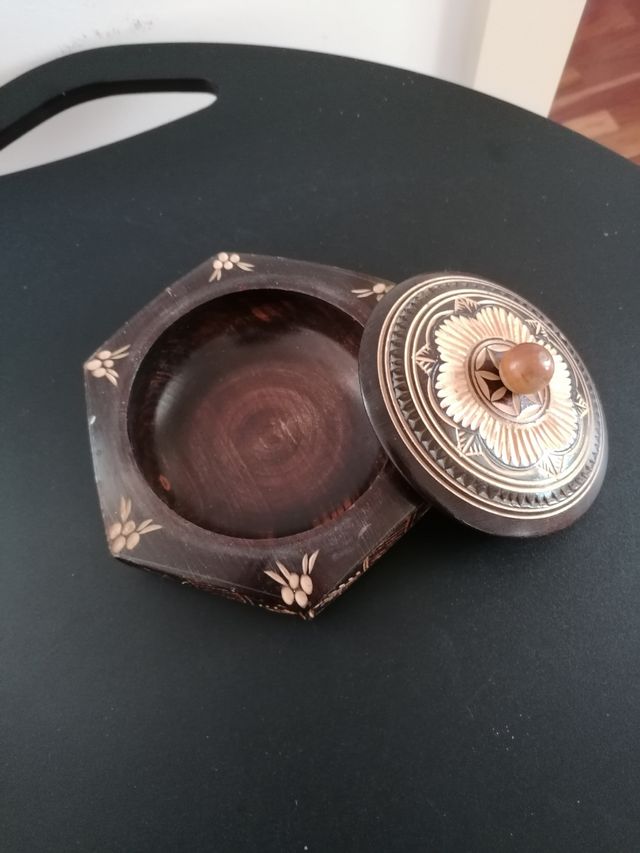 Caja de madera artesanal