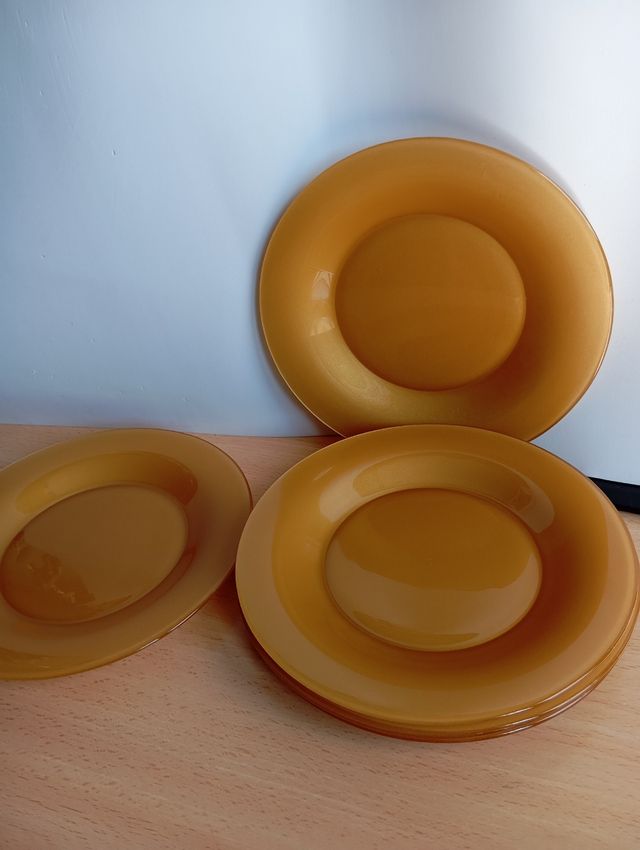 6 platos dorados de postre.