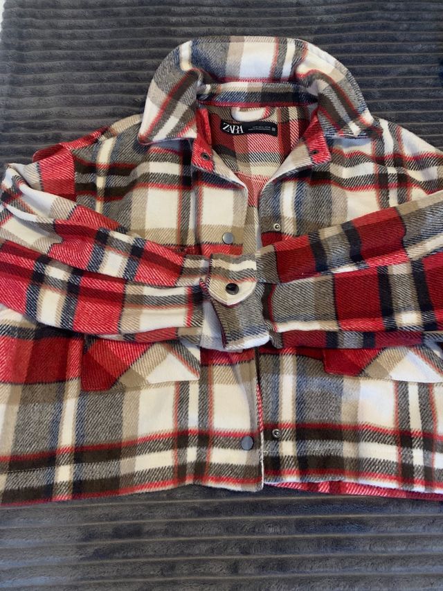 Chaqueta top crop de Zara 