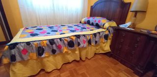 Cabecero de madera con mesita a juego