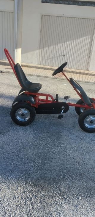 Bicicleta de cuatro ruedas con volante