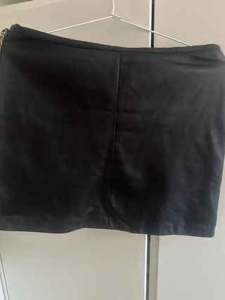Minifalda de piel negra. Mango