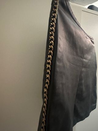 Minifalda de piel negra. Mango