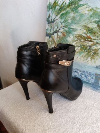 Botines, tacón de aguja. Mujer. 