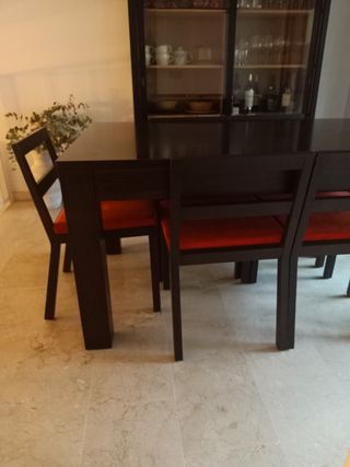 Set tavolo e sedie allungabili.