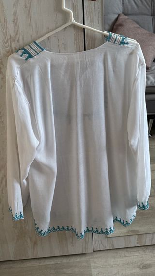 Blusa blanca amplia