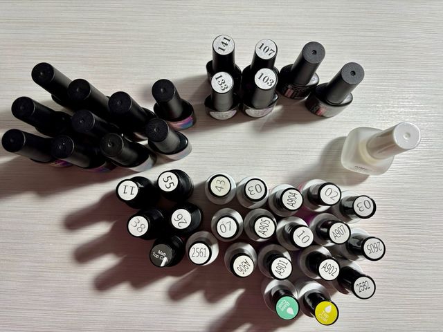 Kit esmaltes de uñas y varios utensilios de uñas