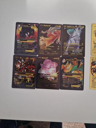 Cartas Pokemon, doradas y negras